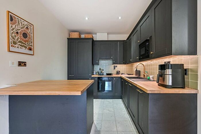 1 Bedroom Flat For Sale In Melliss Avenue, Kew, Richmond, TW9