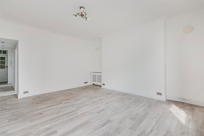 3 Bedroom Flat To Rent In North End House, Fitzjames Avenue, London, W14