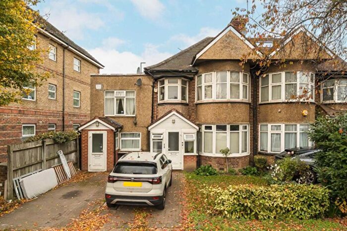 2 Bedroom Maisonette For Sale In Watford Way, London, NW4