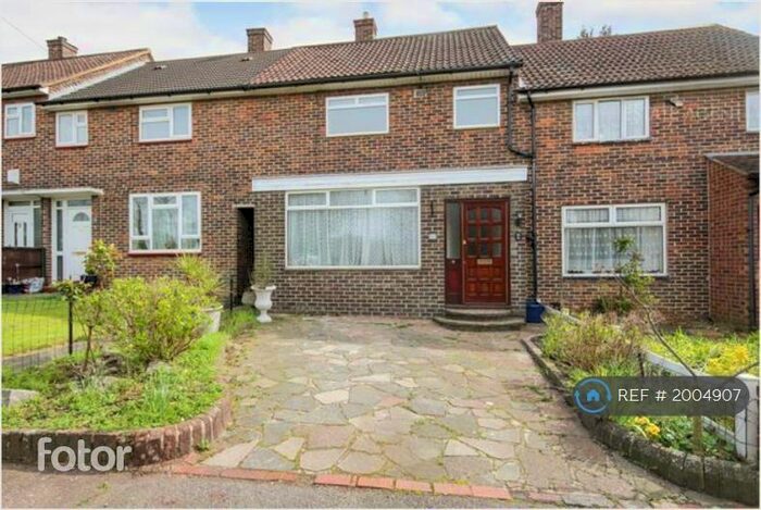 3 Bedroom Semi-Detached House To Rent In Goldingham Avenue, Loughton, IG10