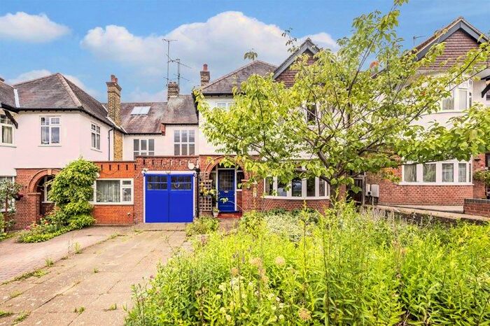 5 Bedroom Semi-Detached House To Rent In Wood Vale, London, N10