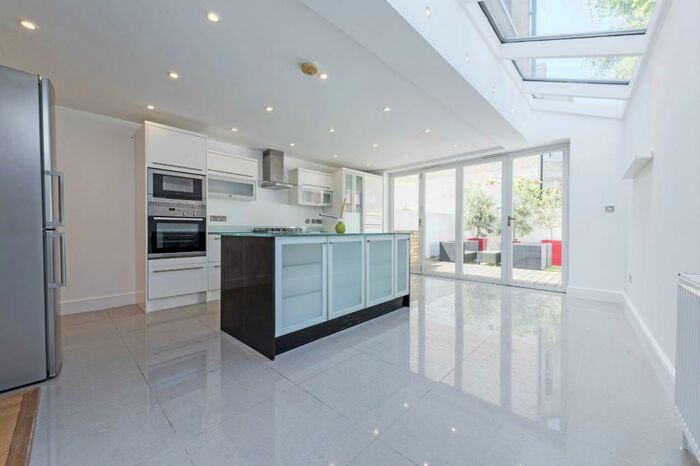 5 Bedroom Terraced House To Rent In Leathwaite Road, SW11