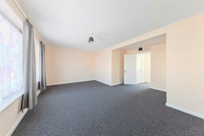 3 Bedroom Maisonette To Rent In Sewardstone Road, Chingford, E4