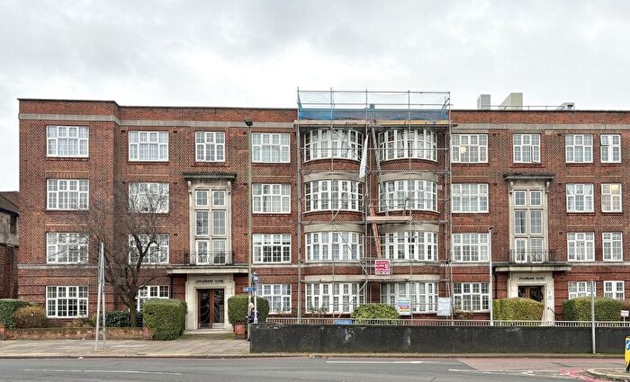 3 Bedroom Flat To Rent In Quadrant Close, The Boroughs, NW4