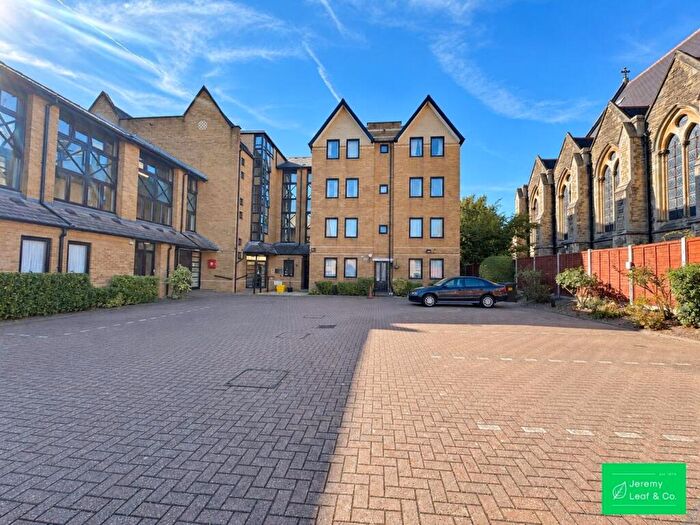 2 Bedroom Retirement Property To Rent In Hamilton Square, Sandringham Gardens, North Finchley, N12