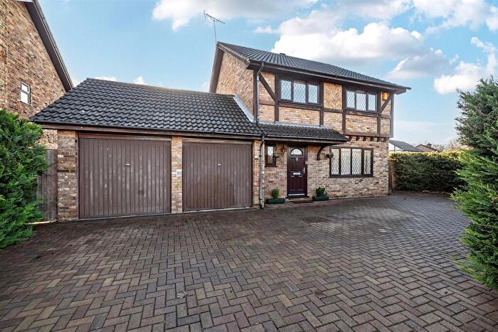 4 Bedroom Detached House For Sale In Fir Cottage Road Finchampstead, Berkshire, RG40