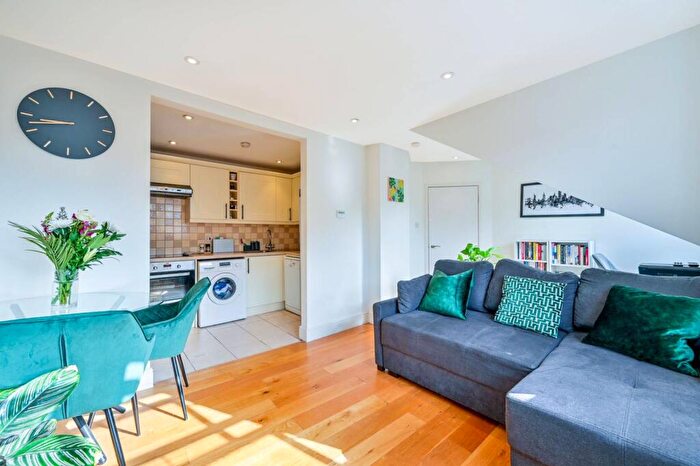 1 Bedroom Flat To Rent In Brunswick Road, Kingston, Kingston Upon Thames, KT2