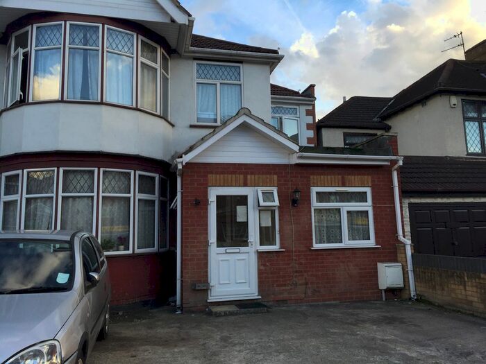 Studio To Rent In Kenton Road, Harrow, Greater London, HA3
