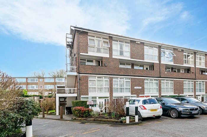 2 Bedroom Flat For Sale In Goral Mead, Rickmansworth, WD3