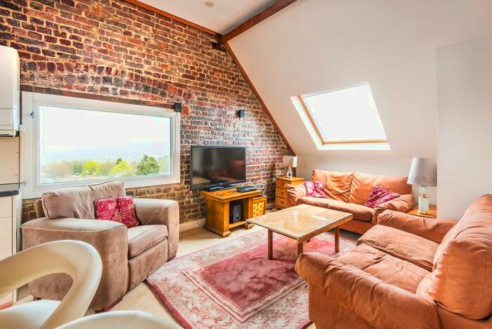 2 Bedroom Flat To Rent In Castle Street, Bletchingley, Redhill, Surrey RH1