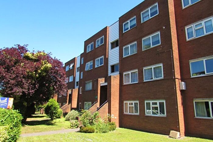 2 Bedroom Flat For Sale In Woodcote Road, Wallington, Surrey., SM6