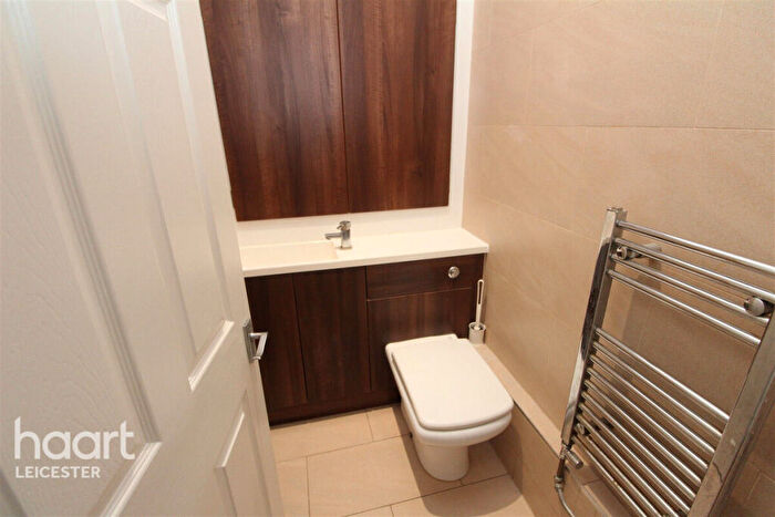 5 Bedroom Semi-Detached House To Rent In Sunnycroft Road, Leicester, LE3