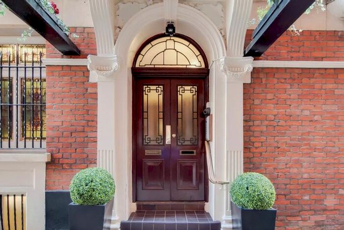 2 Bedroom Flat To Rent In Park Close, Knightsbridge, London, SW1X