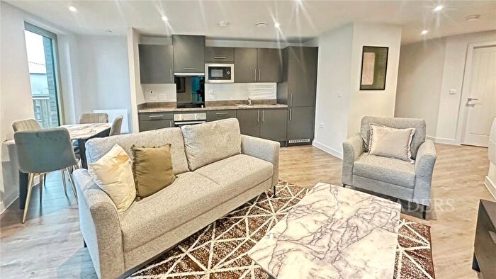 2 Bedroom Flat To Rent In Castle Street, Luton, Bedfordshire, LU1