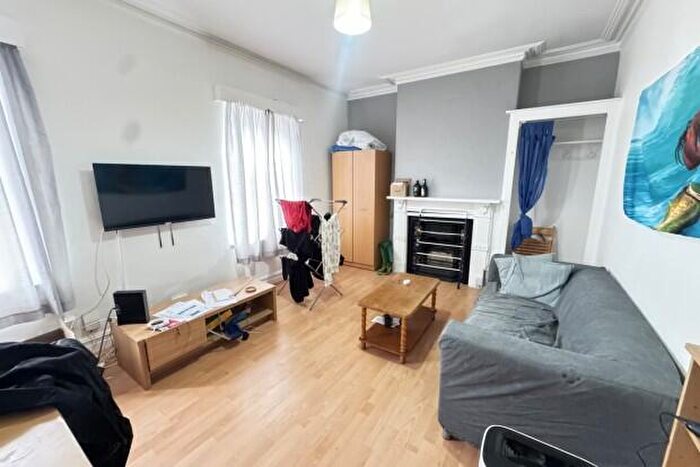 2 Bedroom Flat To Rent In Diana Street Roath, CF24
