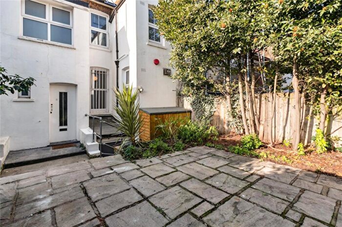 2 Bedroom Apartment To Rent In Northcote Road, London, SW11