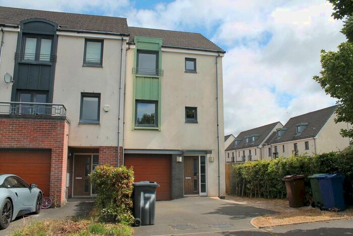 3 Bedroom Town House To Rent In Crofton Avenue, Renfrew, PA4