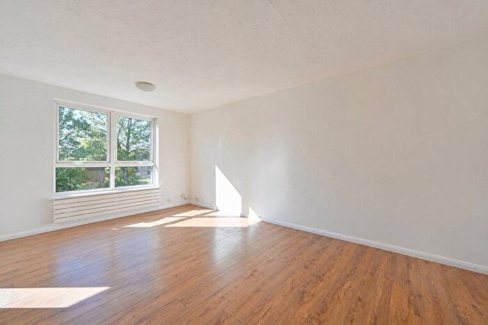 1 Bedroom Flat To Rent In The Avenue, Worcester Park, KT4