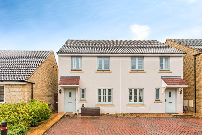 3 Bedroom Semi-Detached House For Sale In Robinscroft, Swindon, SN25
