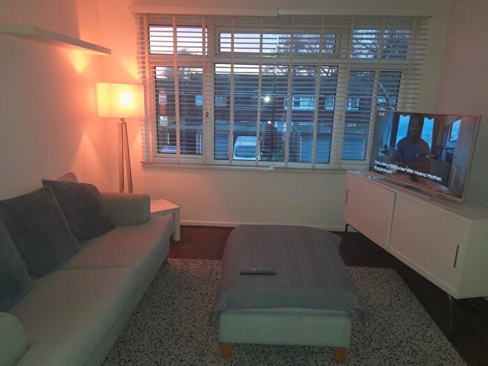 1 Bedroom Flat To Rent In Burford Close, Barkingside, IG6