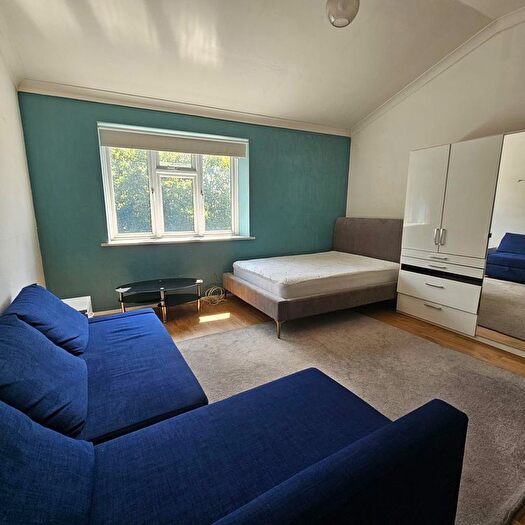 1 Bedroom Flat To Rent In Mile End Road, London, E1