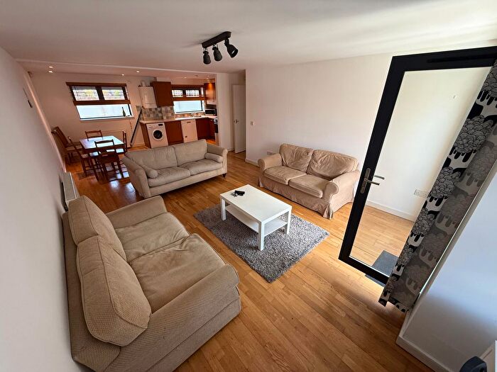 2 Bedroom Flat To Rent In London, SE5