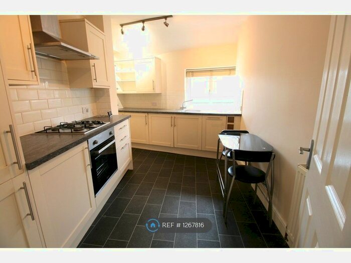 2 Bedroom Flat To Rent In Military Road, Colchester CO1