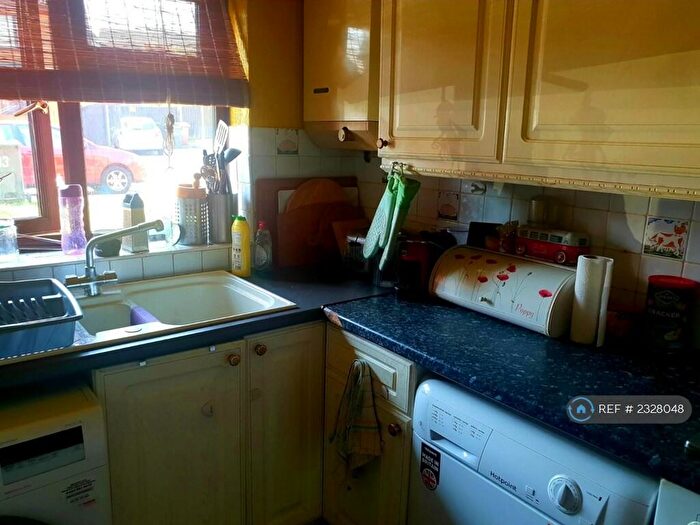 3 Bedroom Semi-Detached House To Rent In Keeble Close, Luton, LU2