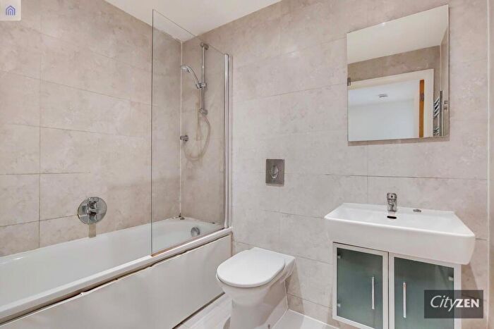 1 Bedroom Flat To Rent In West Gate Apartments, Royal Victoria Docks, E16