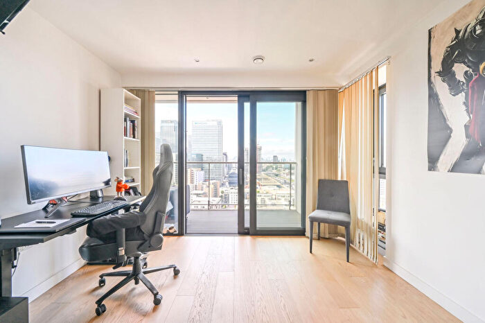1 Bedroom Flat For Sale In Horizons Tower, Canary Wharf, London, E14