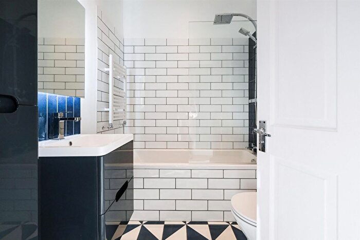 2 Bedroom Flat For Sale In Hainault Road, London, E11