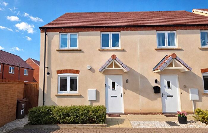 3 Bedroom Semi Detached House For Sale In Redcar Road, Bicester, OX26