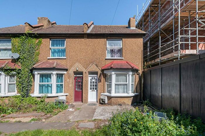 2 Bedroom End Of Terrace House For Sale In Willett Road, Thornton Heath, CR7