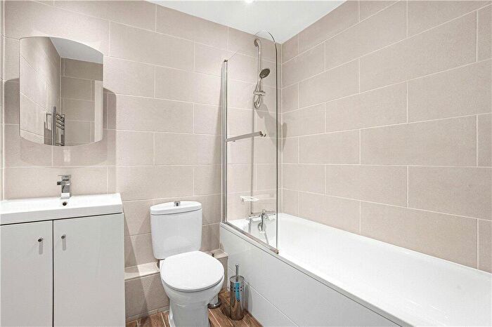 2 Bedroom Apartment To Rent In Spa Road, London, SE16