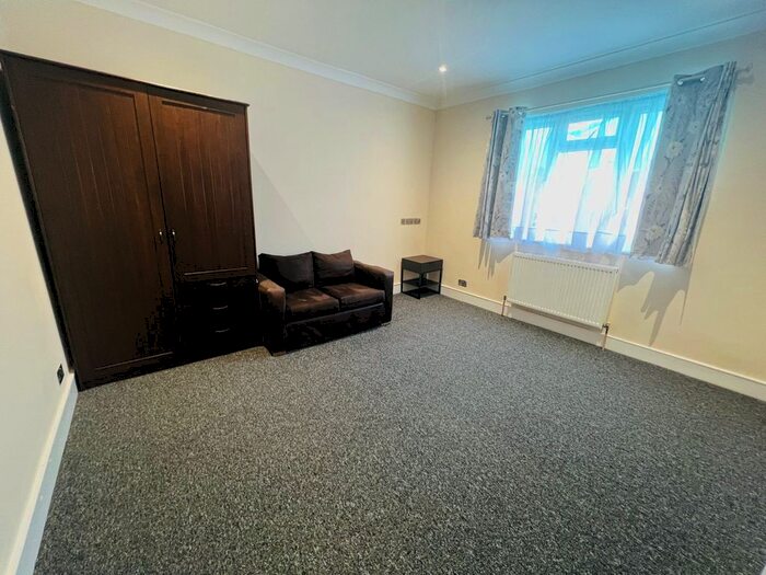 3 Bedroom Flat To Rent In Blenheim Road, Harrow, Greater London, HA2