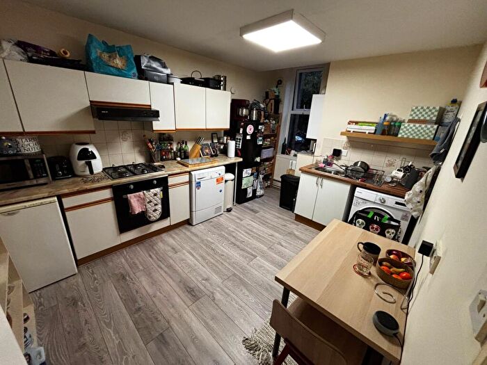 2 Bedroom Flat To Rent In North Hill Road, Leeds, LS6