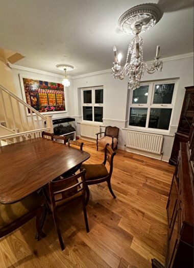 4 Bedroom Semi-Detached House To Rent In Turner Close, London, SW9