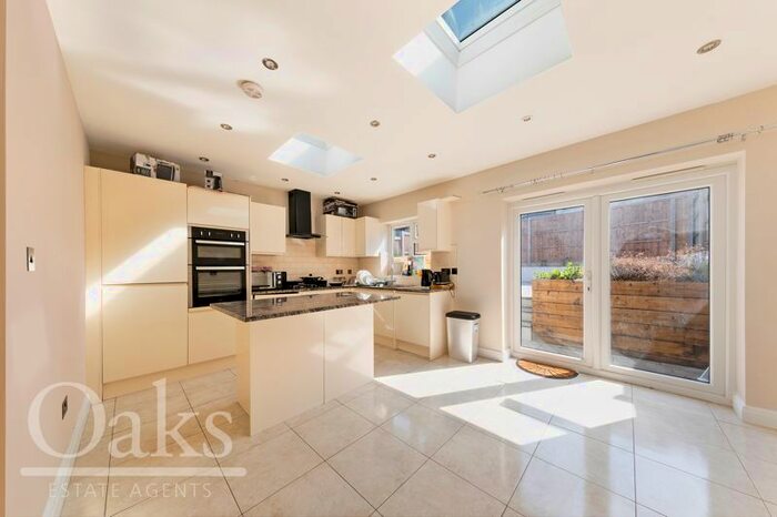 4 Bedroom Semi-Detached House To Rent In Selsdon Road, South Croydon, CR2