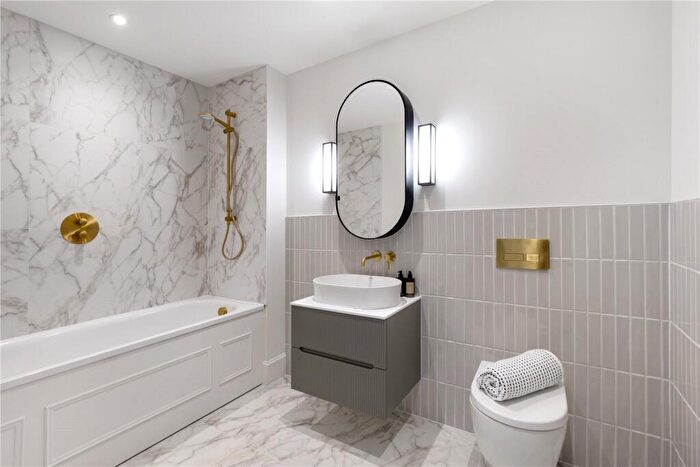 1 Bedroom Flat For Sale In Jubilee Gardens, Oatlands Drive, Weybridge, KT13
