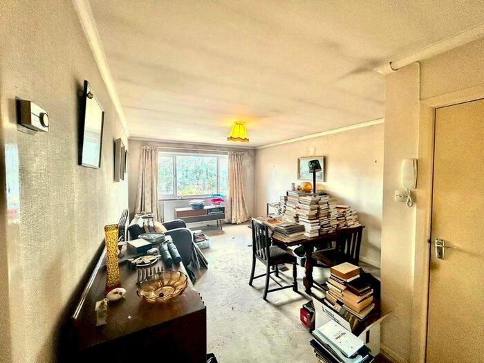 2 Bedroom Flat For Sale In Keymer Road, Hassocks, BN6