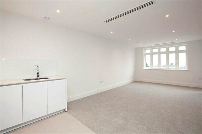 2 Bedroom Flat To Rent In Atwell Court, High Road, North Finchley, N12