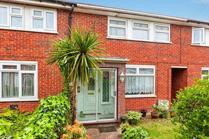 3 Bedroom Terraced House For Sale In Stanley Green East, Slough, SL3
