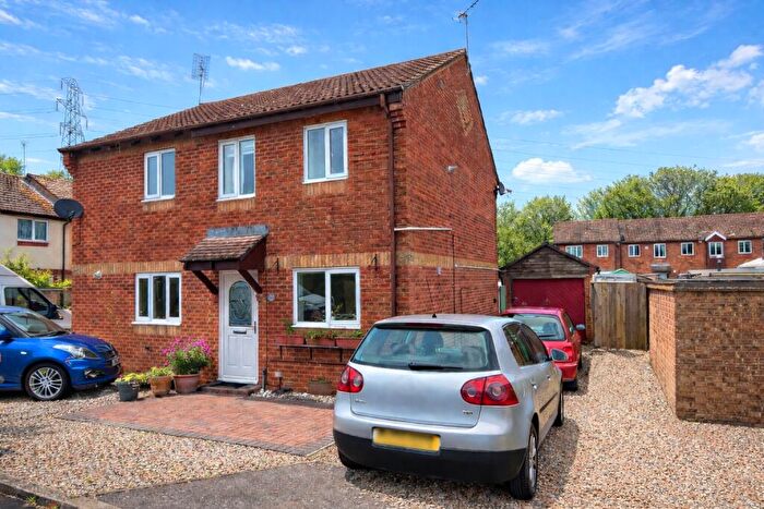 2 Bedroom Semi Detached House For Sale In Tides Way, Marchwood, Southampton, SO40