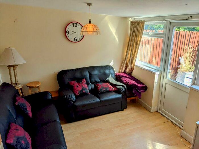 5 Bedroom Semi-Detached House To Rent In Harborne Lane, Selly Oak, Birmingham, B29