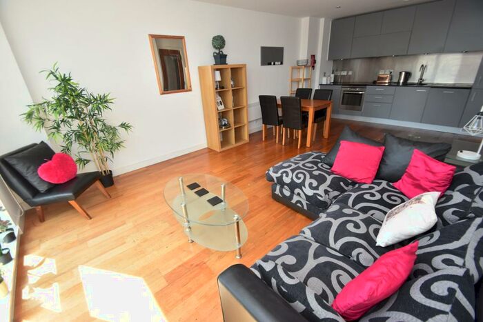 2 Bedroom Flat To Rent In Admiral House, - Newport Road, Cardiff, CF24