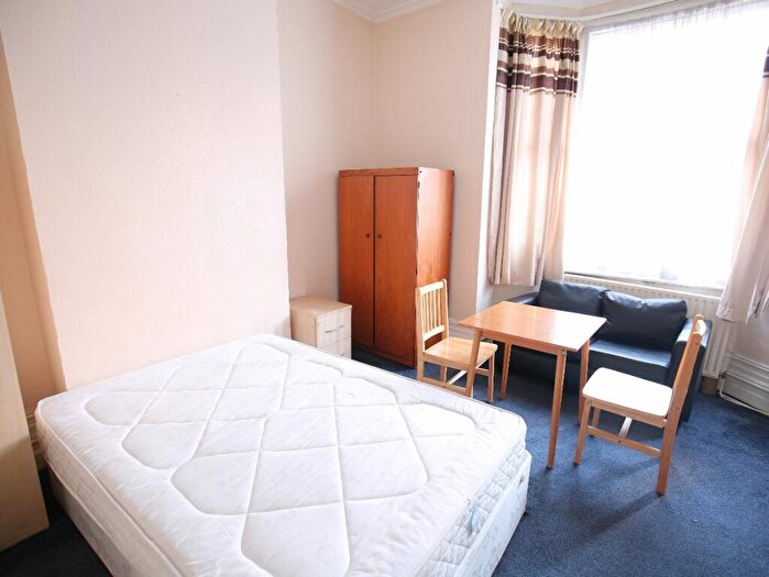 Studio To Rent In West Green Road, London, N15