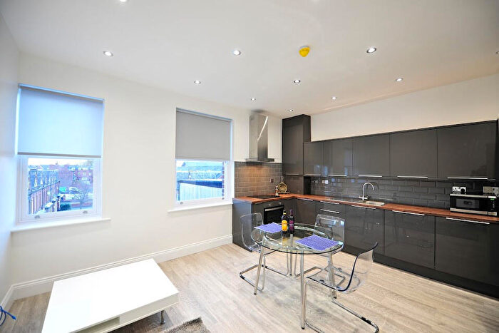 3 Bedroom Flat To Rent In Blenheim Terrace, Leeds, West Yorkshire, LS2
