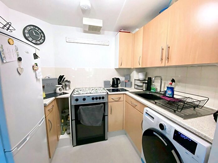 1 Bedroom Flat To Rent In Whitethorns, Upper Weybourne Lane, Farnham, Surrey, GU9