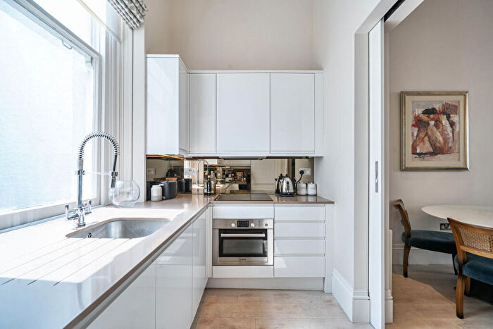 2 Bedroom Flat To Rent In Redcliffe Square, Chelsea, London, SW10