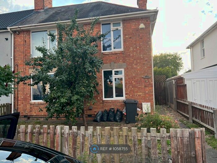 4 Bedroom Semi-Detached House To Rent In Greenside Place, Leicester, LE2